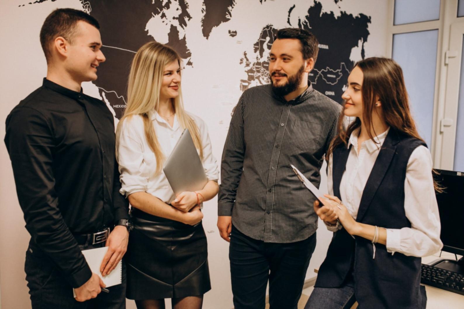 Gruppenworkshop mit Teilnehmern beim gemeinsamen Arbeiten an Finanzplänen